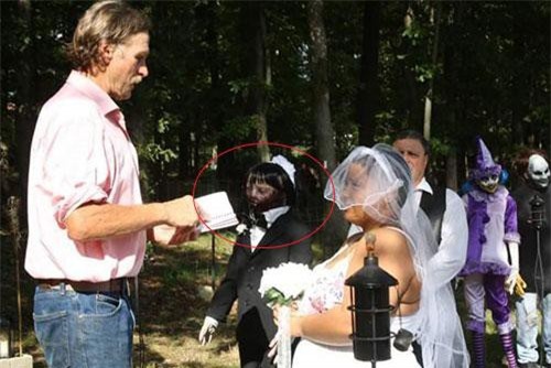 Clip: Cô gái tổ chức đám cưới với búp bê xác sống gây sốc