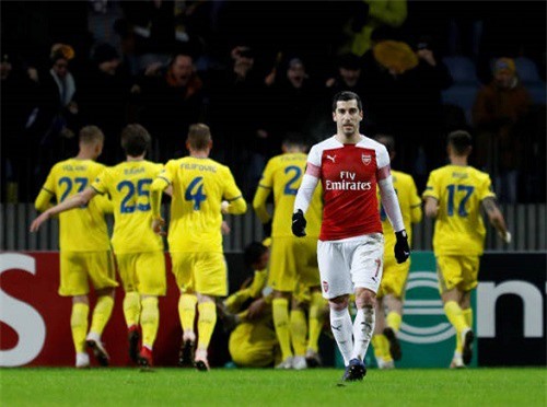 Lacazette dính thẻ đỏ, Arsenal thua đau ở Europa League