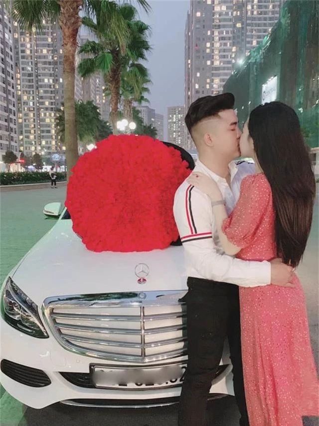 Chàng trai quỳ gối trên phố tặng 999 đóa hồng cho bạn gái ngày Valentine - 2