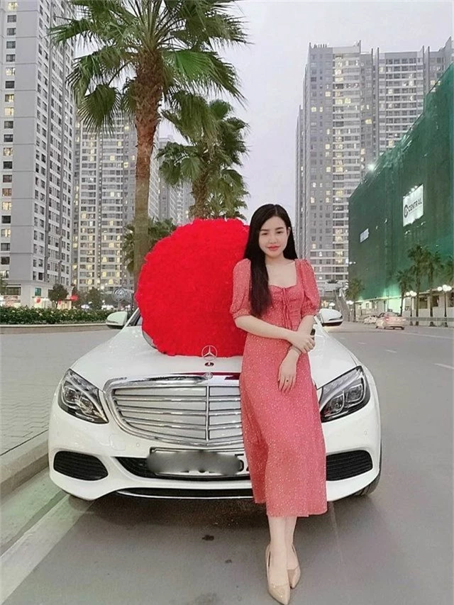 Chàng trai quỳ gối trên phố tặng 999 đóa hồng cho bạn gái ngày Valentine.docx.jpeg