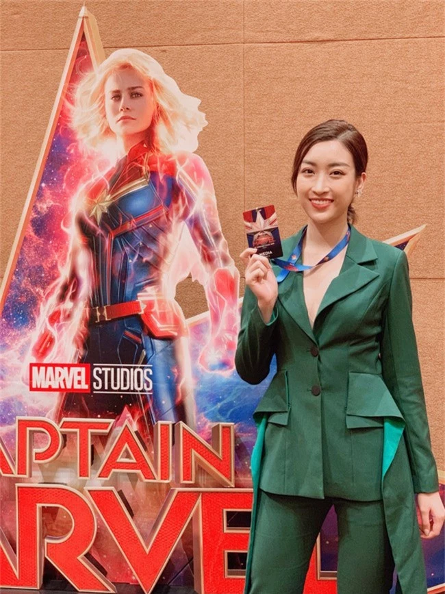 Hoa hậu Đỗ Mỹ Linh phỏng vấn bằng tiếng Anh cực trôi chảy, Đại úy Marvel trả lời khiến cả khán phòng hú hét vỗ tay - Ảnh 2.