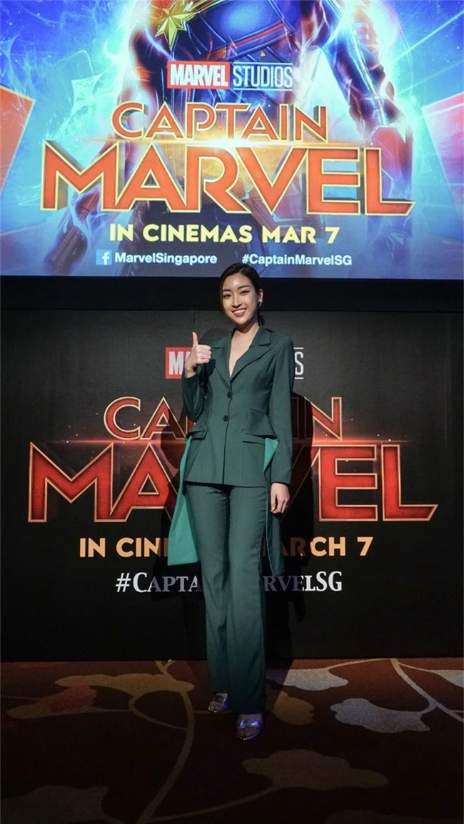 Hoa hậu Đỗ Mỹ Linh phỏng vấn bằng tiếng Anh cực trôi chảy, Đại úy Marvel trả lời khiến cả khán phòng hú hét vỗ tay - Ảnh 4.
