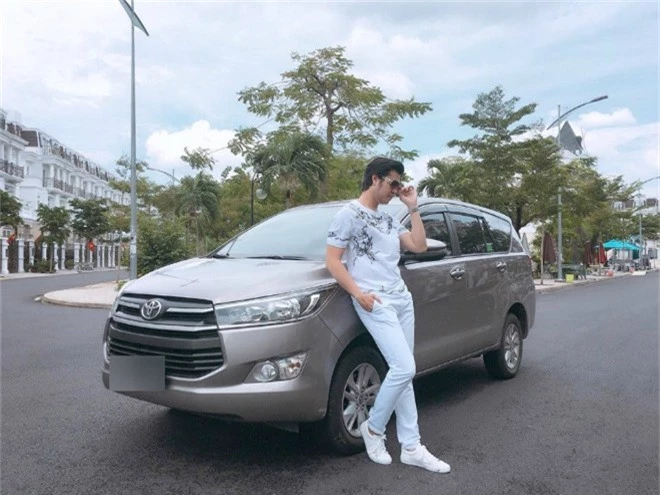 Tháng 3/2018, Top 5 Siêu mẫu Việt Nam 2011 đã tậu một chiếc xế hộp thương hiệu Toyota làm phương tiện đi lại.