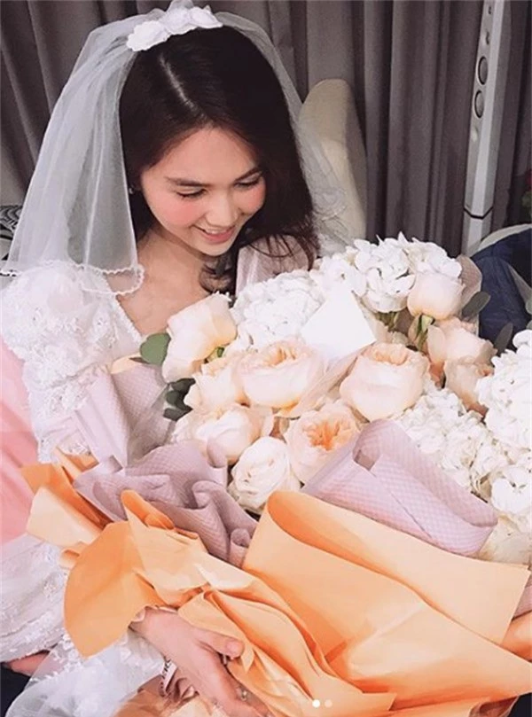 Ngọc Trinh nhận được bó hoa khủng bạn trai tặng dịp Valentine 2019.