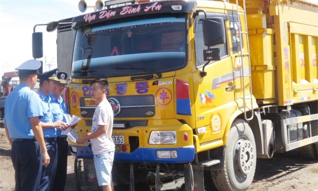  Một tháng, 467 lái xe chở quá tải bị tịch thu bằng