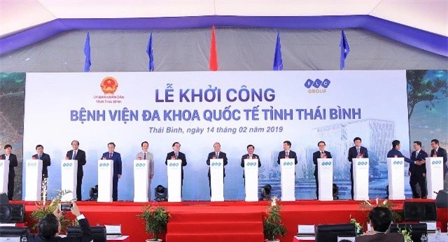 Ảnh 1: Thủ tướng Nguyễn Xuân Phúc và các lãnh đạo cấp cao nhấn nút khởi công dự án