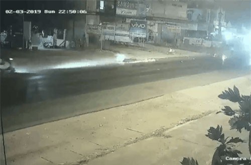 CLIP: Phóng xe với ‘tốc độ bàn thờ’, thanh niên gây tai nạn liên hoàn