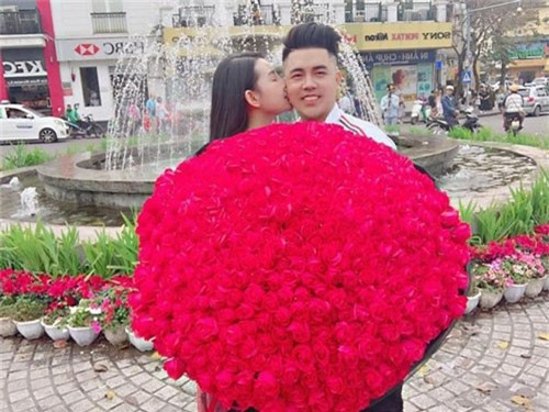Chàng trai quỳ gối trên phố tặng 999 đóa hồng cho bạn gái ngày Valentine