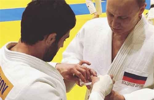 T&#x1ED5;ng th&#x1ED1;ng Nga Vladimir Putin b&#x1ECB; th&#x1B0;&#x1A1;ng nh&#x1EB9; khi tham gia t&#x1EAD;p Judo