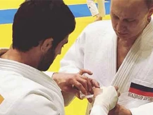 Tổng thống Nga Vladimir Putin bị thương nhẹ khi tham gia tập Judo