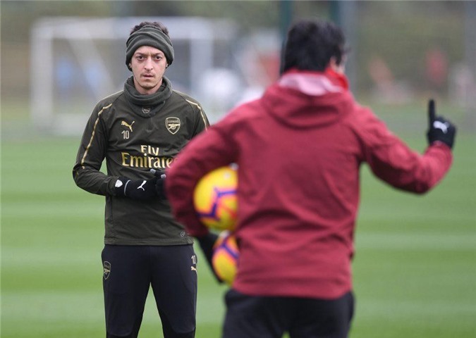 Bị đuổi, Ozil vẫn quyết bám trụ tại Arsenal