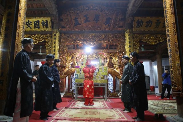 Đêm rước lửa thiêng cầu may mắn của dân làng Hà Nội