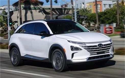 Hyundai Nexo - crossover Hàn đắt ngang xe sang Đức. Ngoại hình hao hao Kona, dùng pin nhiên liệu hydro với khí thải chỉ là hơi nước, Nexo có giá bán từ 58.300 USD tại Mỹ, tương đương Audi Q7. (CHI TIẾT)