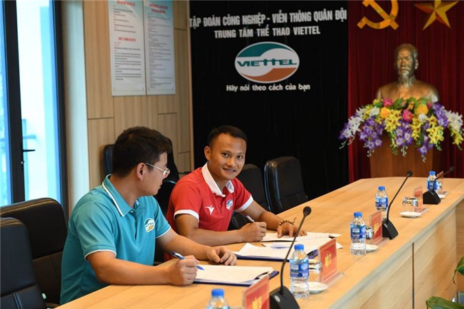 Trọng Hoàng không về SLNA để chuyển tới Viettel