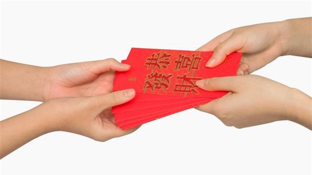 Bố bị con trai 10 tuổi kiện vì gửi tiền lì xì vào ngân hàng lấy lãi