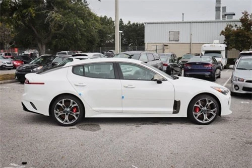 6. Kia Stinger GT 2019 (giá khởi điểm: 39.923 USD).