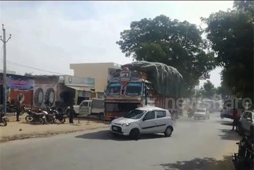 Clip: Xe tải gây tai nạn, kéo lê xe ô tô suốt đoạn đường 3 km