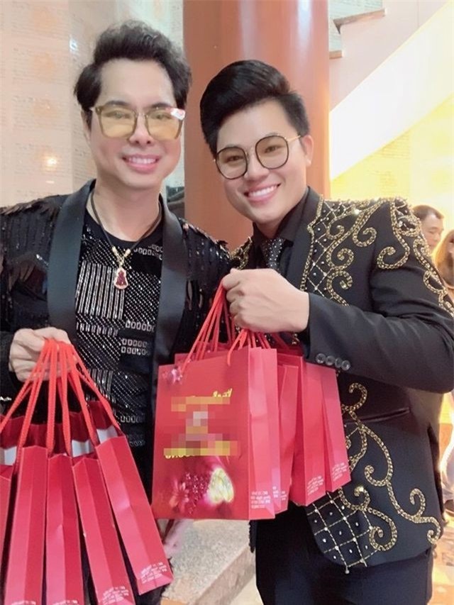 Ngọc Sơn chi trăm triệu cát-xê mua vàng tặng học trò và khán giả ngày Vía Thần Tài