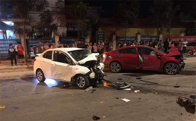 Vĩnh Phúc: 2 ô tô tông nhau cực mạnh, 1 người chết, 3 người bị thương