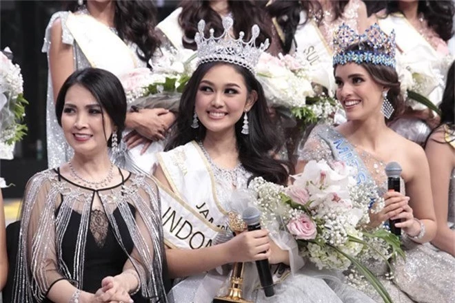 Mỹ nhân 18 tuổi vừa lên ngôi Hoa hậu Indonesia: Xinh xắn nhưng khả năng nói 4 thứ tiếng, học lực mới gây ngỡ ngàng - Ảnh 2.