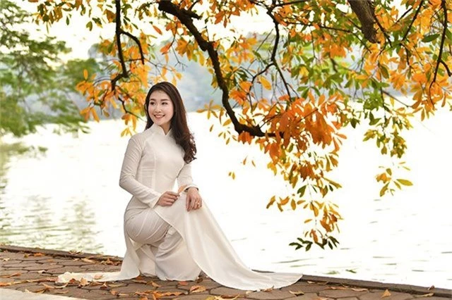 Thiếu nữ 9x tận hưởng vẻ lãng mạn mùa lộc vừng Hồ Gươm đổ lá vàng - 12