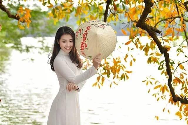Thiếu nữ 9x tận hưởng vẻ lãng mạn mùa lộc vừng Hồ Gươm đổ lá vàng - 13