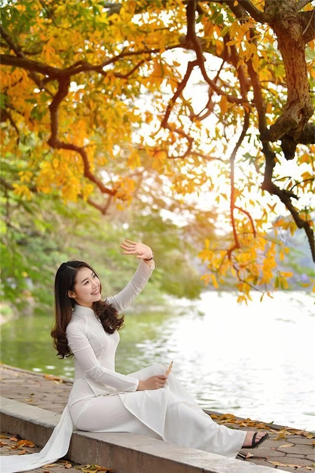 Thiếu nữ 9x tận hưởng vẻ lãng mạn mùa lộc vừng Hồ Gươm đổ lá vàng - 2