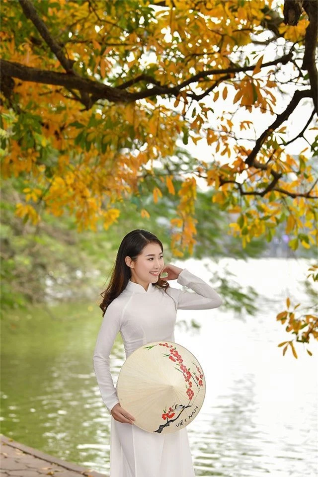 Thiếu nữ 9x tận hưởng vẻ lãng mạn mùa lộc vừng Hồ Gươm đổ lá vàng - 6