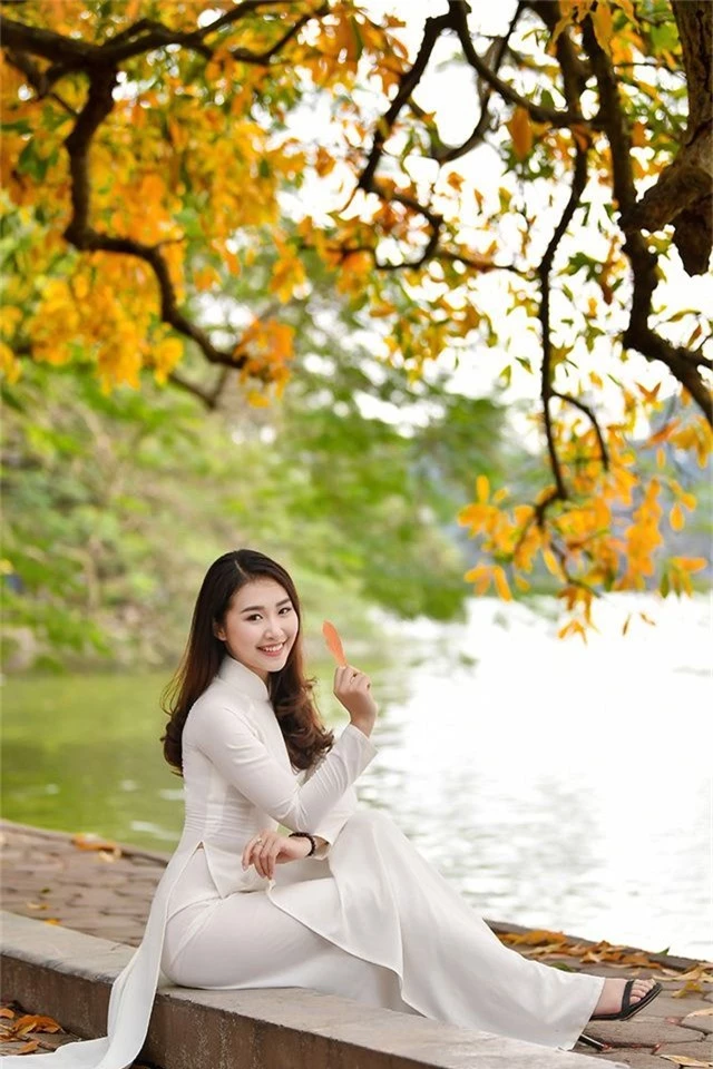 Thiếu nữ 9x tận hưởng vẻ lãng mạn mùa lộc vừng Hồ Gươm đổ lá vàng - 8