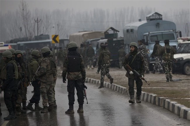 Binh sỹ tại hiện trường vụ đánh bom kinh hoàng ở Kashmir làm 44 người thiệt mạng. (Ảnh: AP)