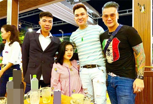 Sau 4 tháng bí mật cưới, bà xã "ông hoàng miền Tây" đã lộ bụng bầu sắp sinh