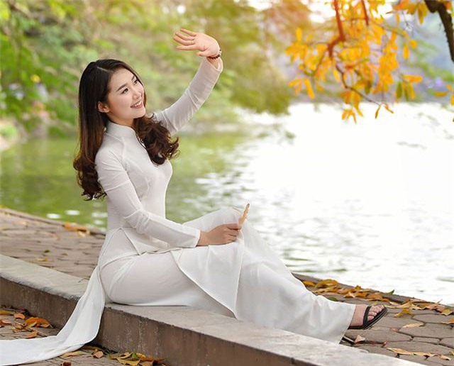 Thiếu nữ 9x khoe sắc bên Hồ Gươm