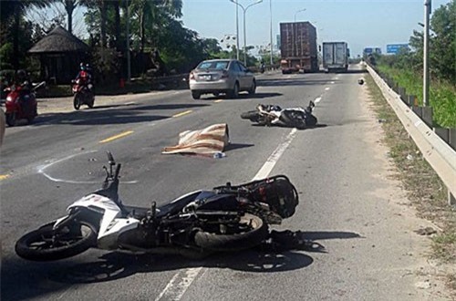 Quảng Nam: Nhóm du khách nước ngoài va chạm với xe đầu kéo, một phụ nữ tử nạn