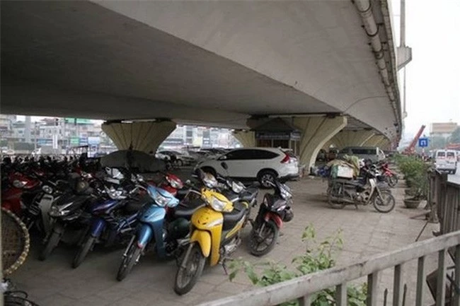 Hà Nội kiến nghị Bộ GTVT được tiếp tục trông giữ xe dưới gầm cầu thêm 5 năm. (Ảnh: Báo An ninh Thủ đô).