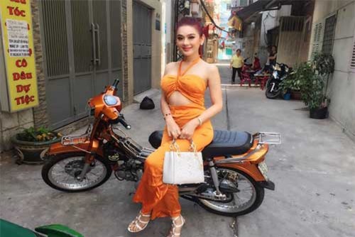 "Bà mẹ chuyển giới" U50 Lâm Khánh Chi lại đăng ảnh quyến rũ táo bạo