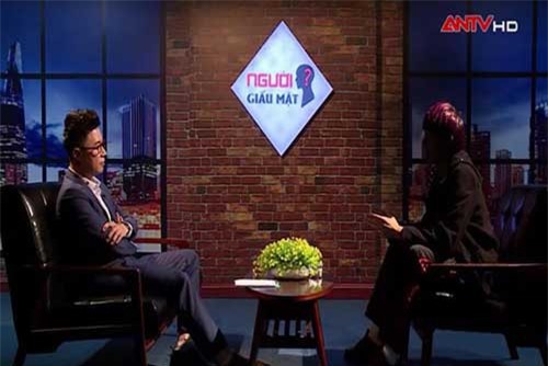 Ca sĩ Việt 20 tuổi bị ông bầu đánh đập, đuổi khỏi nhóm vì từ chối ngủ chung