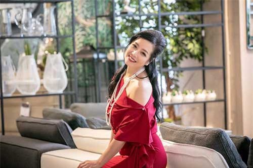 NSƯT Chiều Xuân U60 vẫn gây bất ngờ khi khoe vai trần gợi cảm