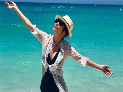 Bất ngờ với thân hình nuột nà, vô cùng nóng bỏng của U60 Lưu Gia Linh khi diện bikini