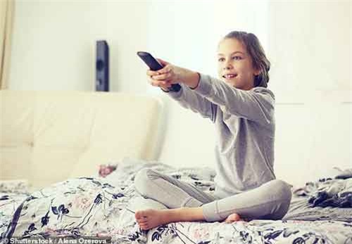 Xem TV nhiều gây nguy cơ béo phì ở trẻ em