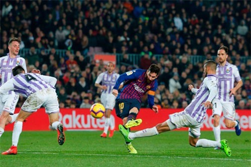 Messi đá hỏng penalty, Barca nhọc nhằn thắng Valladolid