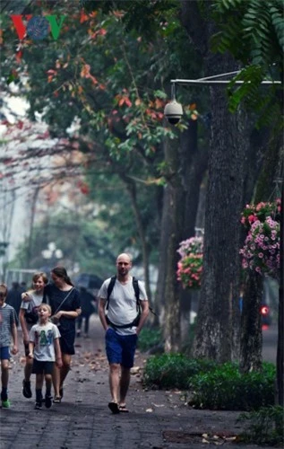 Hà Nội đẹp ngỡ ngàng vào mùa xuân mà Hồ Gươm là điểm đến không thể bỏ qua khi du khách tới Hà Nội.