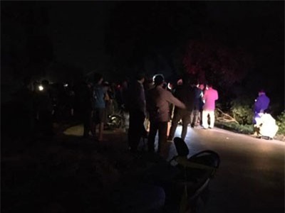 Hai xe máy đấu đầu trong đêm, 4 người thương vong