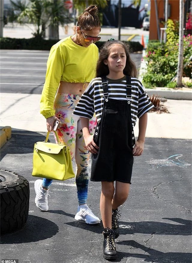Jennifer Lopez khoe eo thon đưa con gái đi mua sắm - 2