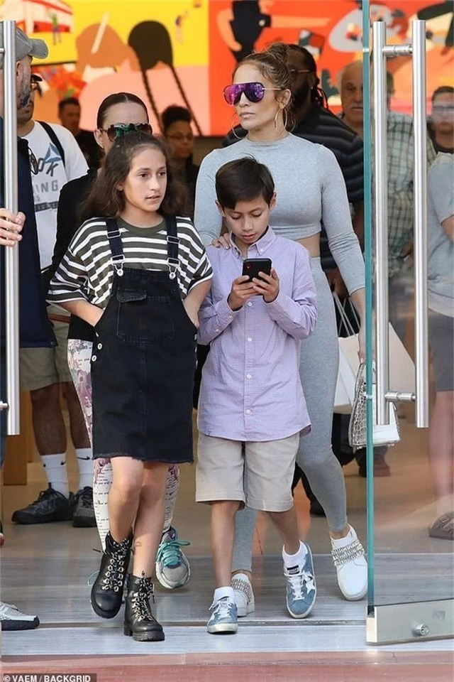 Jennifer Lopez khoe eo thon đưa con gái đi mua sắm - 4