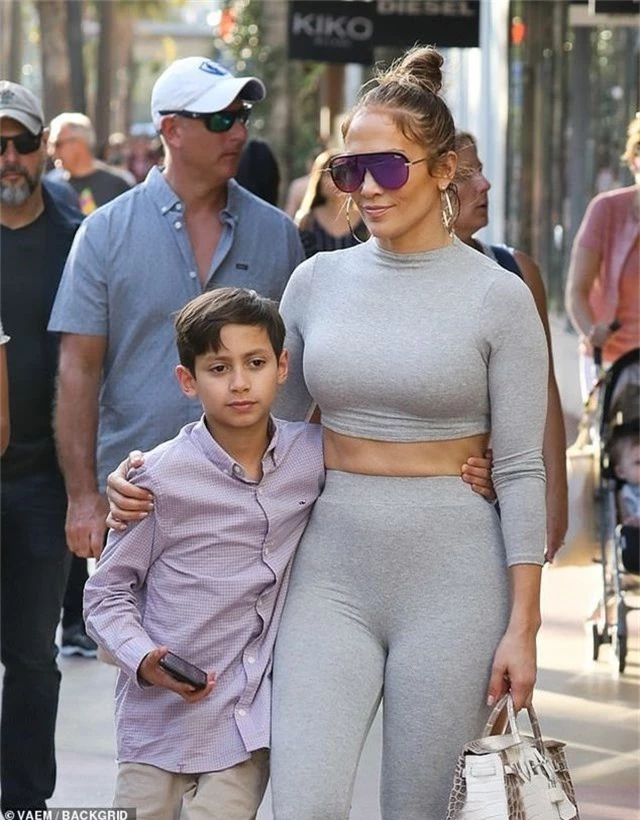 Jennifer Lopez khoe eo thon đưa con gái đi mua sắm - 5