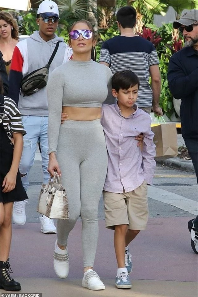 Jennifer Lopez khoe eo thon đưa con gái đi mua sắm - 7