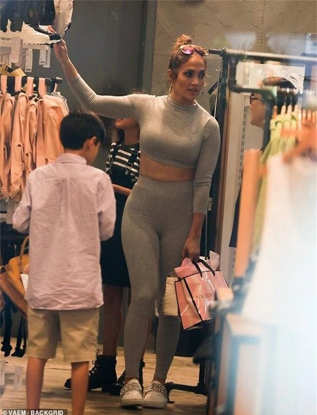 Jennifer Lopez khoe eo thon đưa con gái đi mua sắm - 8