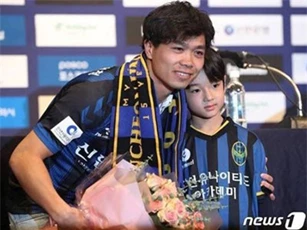 Cậu bé Hàn Quốc đẹp như búp bê trong lễ ra mắt của Công Phượng khiến dân mạng săn tìm