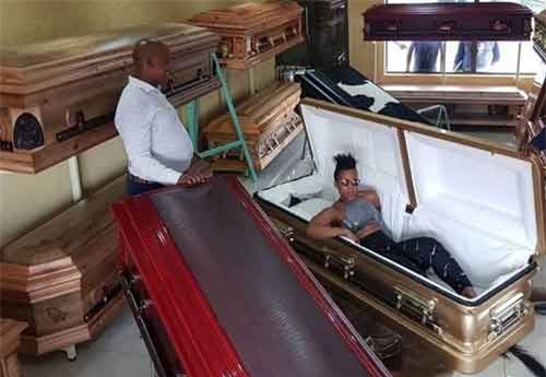 Người phụ nữ mua quan tài cho mình và lý do bất ngờ phía sau