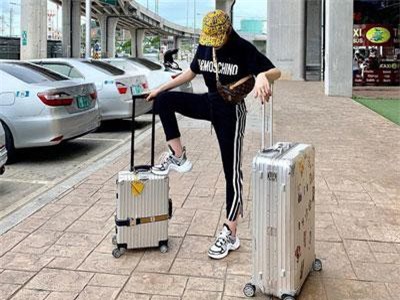 Hòa theo xu hướng, Hoa hậu H'Hen Niê cũng sắm thêm cho mình mẫu sneaker cồng kềnh giá gần 30 triệu